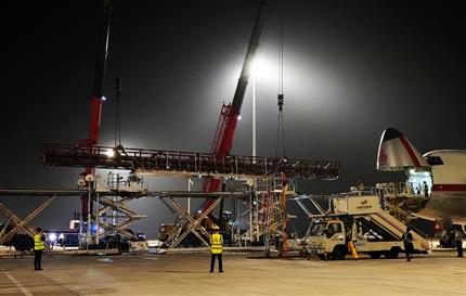 “雙樞紐”接力  高水平保障  刷新紀錄！鄭盧“空中絲路”保障26米超長貨物出口巴西